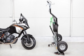 stawianie przyczepy motocyklowej w pionie