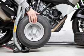 wymiana koła w przyczepie motocyklowej